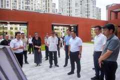 县带领通过听取引见、实地参不雅式